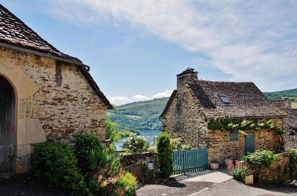 Auberge Du Lac Mandailles  Exterior photo